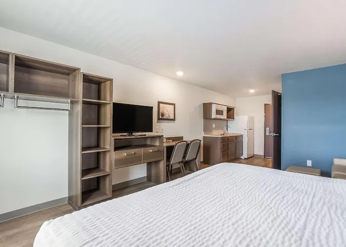 Top Hotels Near Hollywood Burbank Airport