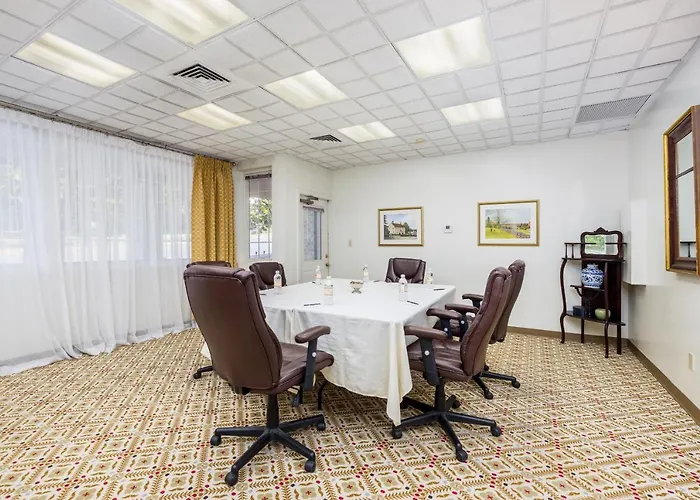 Top Farmington Hotels with Indoor Pools